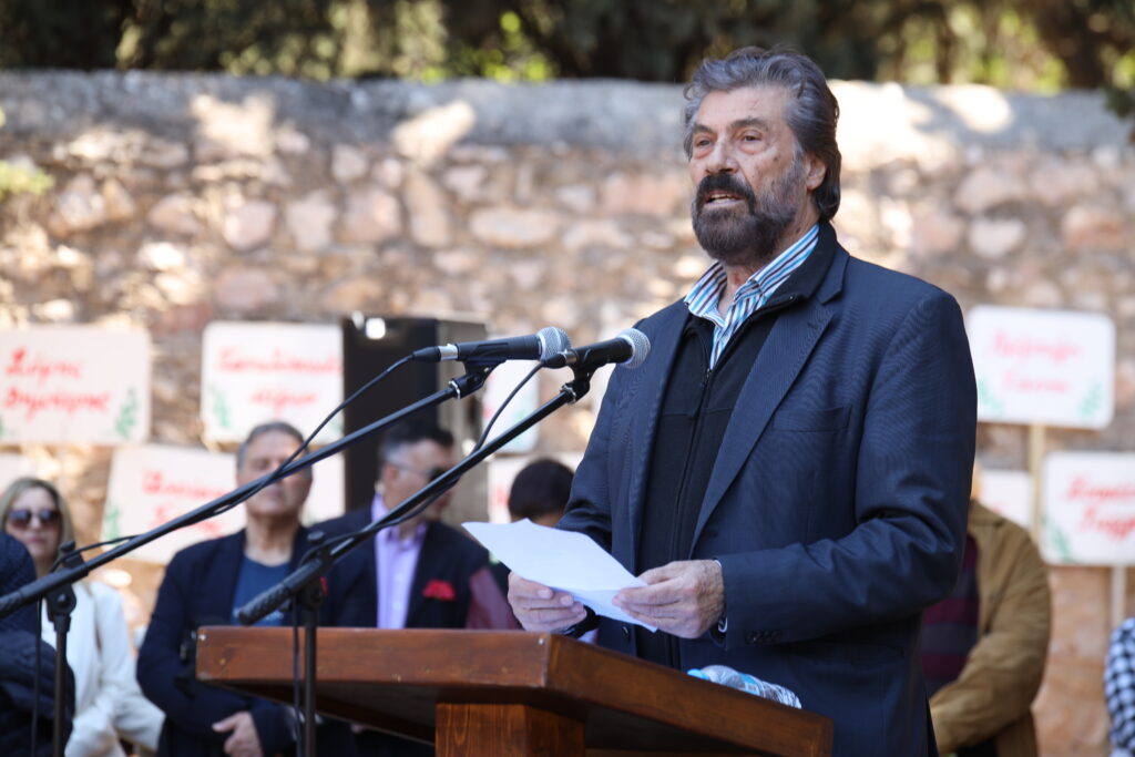 Ο ηθοποιός και πρώην Αντιδήμαρχος Πολιτισμού του Δήμου Καισαριανής, Νίκος Βερλέκης απήγγειλε το ποίημα «Σκοπευτήριο Καισαριανής» του Γιάννη Ρίτσου.