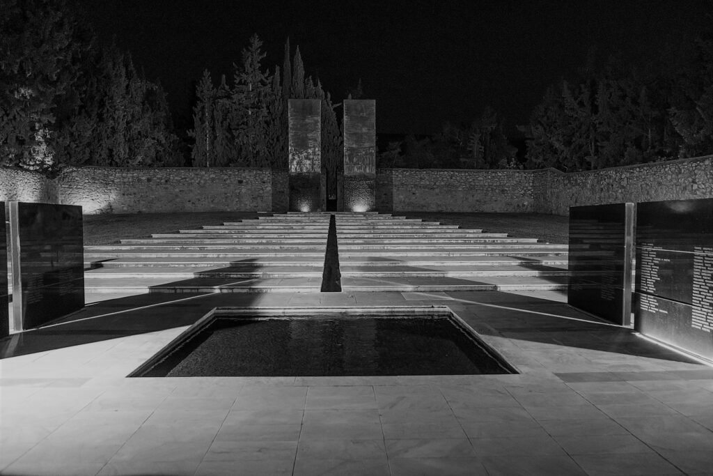 Το Μνημείο προς τιμήν των εκτελεσθέντων στο Σκοπευτήριο Καισαριανής - το Θυσιαστήριο της Λευτεριάς