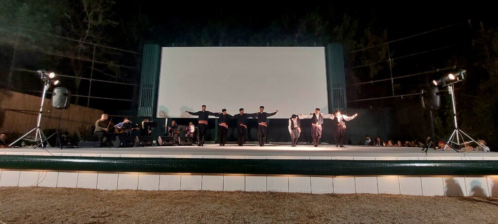 100 χρόνια Καισαριανή: μια γιορτή για τα 100 χρόνια της Καισαριανής: η χορευτική ομάδα ενηλίκων του τμήματος Ελληνικών Παραδοσιακών Χορών του Κέντρου Χορού και Πολιτισμού «Πολυμήλη» χορεύει χασάπικο