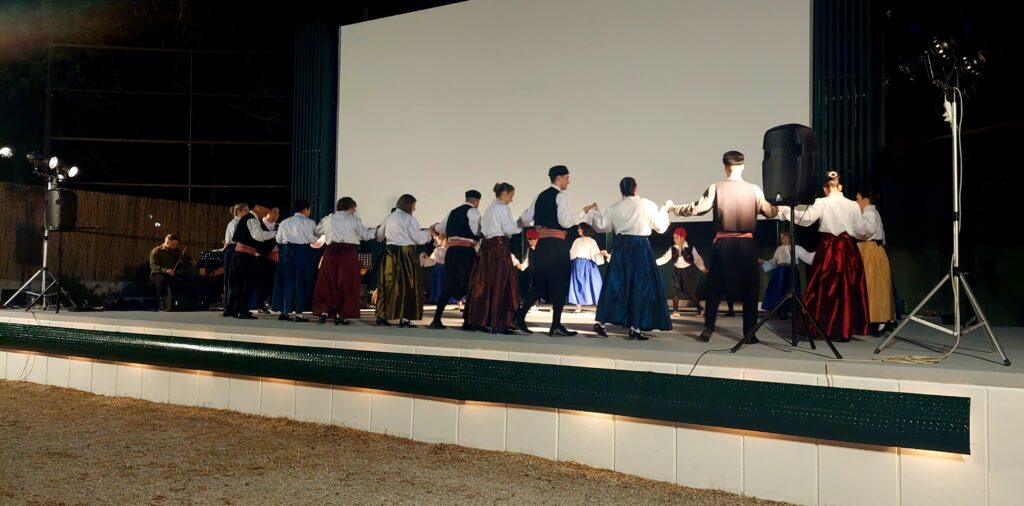 100 χρόνια Καισαριανή: μια γιορτή για τα 100 χρόνια της Καισαριανής: οι χορευτικές ομάδες των τμημάτων Ελληνικών Παραδοσιακών Χορών, παιδιών και ενηλίκων του Κέντρου Χορού και Πολιτισμού «Πολυμήλη» μας παρουσίασαν χορούς από την περιοχή των Βουρλών και της ευρύτερης περιοχής της Σμύρνης, το Ικόνιο και την Αρτάκη Κυζίκου.