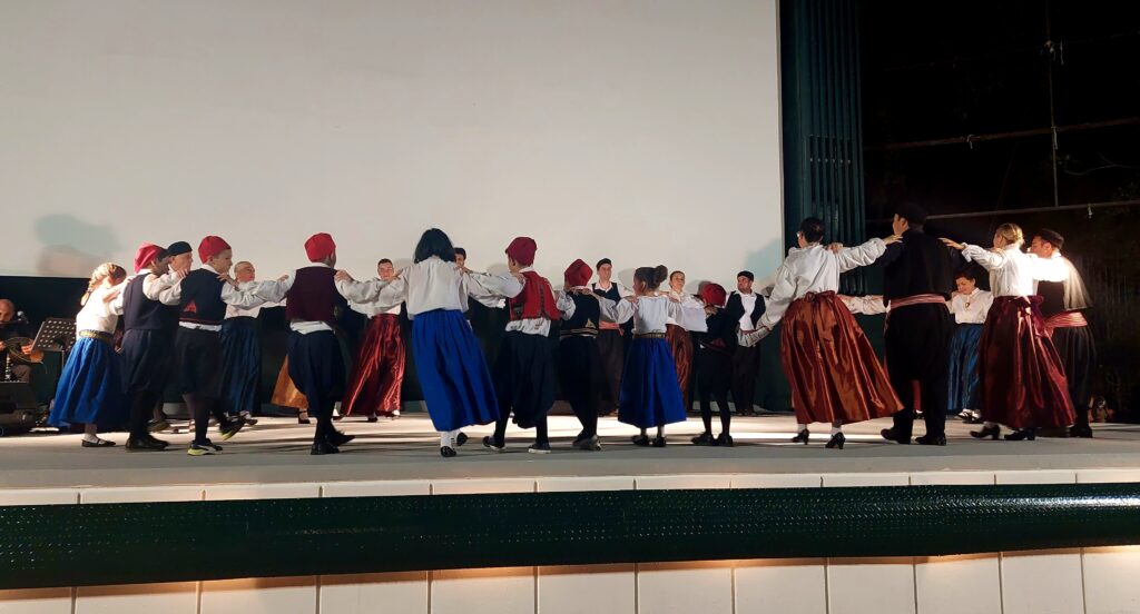 100 χρόνια Καισαριανή: μια γιορτή για τα 100 χρόνια της Καισαριανής: οι χορευτικές ομάδες των τμημάτων Ελληνικών Παραδοσιακών Χορών, παιδιών και ενηλίκων του Κέντρου Χορού και Πολιτισμού «Πολυμήλη» επί σκηνής