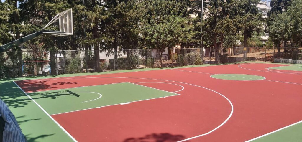 Με την ανακατασκευή του γηπέδου μπάσκετ εντός του Πάρκου της 2ας Μαίου, ολοκληρώνονται οι εργασίες για την ανακαίνιση των 10 ανοιχτών γηπέδων του Δήμου Καισαριανής, μέσω του Προγράμματος "Φιλόδημος" του ΥΠ.ΕΣ.
